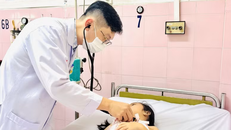 Bác sỹ Bệnh viện Nhân dân Gia Định thăm khám cho học sinh nghi ngộ độc thực phẩm. 