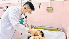 Bác sĩ Bệnh viện Nhân dân Gia Định thăm khám cho học sinh nghi ngộ độc thực phẩm. 