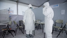 Nhân viên y tế làm việc tại khu vực điều trị cho bệnh nhân nhiễm Ebola. (Ảnh: AFP/TTXVN)