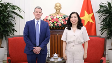 Thứ trưởng Ngoại giao Lê Thị Thu Hằng tiếp ông Phil Nelson, Phó Chủ tịch điều hành CNN. (Ảnh: Bộ Ngoại giao)