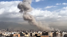 Khói bốc lên sau vụ không kích của lực lượng Mỹ-Israel nhằm vào thủ đô Tehran, Iran. 