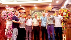 Doanh nhân Võ Phước Sỹ (thứ 4 từ trái sang) chụp ảnh lưu niệm cùng cán bộ, nhân viên công ty trong ngày vui sinh nhật. (Ảnh: NVCC)