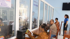 Người dân đến làm thủ tục xin cấp Giấy chứng nhận quyền sử dụng đất lần đầu tại Trung tâm phục vụ hành chính công xã Duy Xuyên, thành phố Đà Nẵng. 