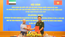 Thượng tướng Nguyễn Trường Thắng và Trung tướng Ibrahim Nasser Mohammed Al Alawi ký kết Bản ghi nhớ giữa Bộ Quốc phòng hai nước về hợp tác công nghiệp quốc phòng.