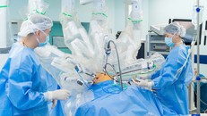 Vượt nửa vòng Trái Đất, bệnh nhân ung thư người Australia chọn Việt Nam để điều trị