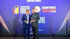 Ông Đàm Thế Thái - Phó Tổng Giám đốc HDBank - đại diện HDBank nhận giải “Ngân hàng Bán lẻ của năm” và giải “Ngân hàng SME của năm” vào ngày 02/07/2026, tại Singapore
