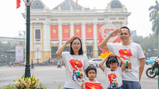 Một gia đình chụp ảnh lưu lại kỷ niệm trong dịp kỷ niệm 50 năm Ngày Giải phóng miền Nam, thống nhất đất nước (30/4/2025).