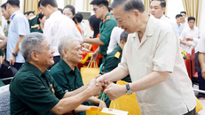 Tổng Bí thư, Chủ tịch nước Tô Lâm thăm hỏi, tặng quà cho các thương binh, bệnh binh. 