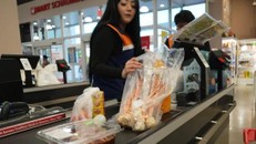 Hai cú sốc khiến đà tăng trưởng của kinh tế Mỹ chậm lại