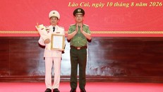 Thừa ủy quyền của Bộ trưởng Bộ Công an, Thượng tướng Phạm Thế Tùng - Thứ trưởng Bộ Công an trao quyết định cho Đại tá Trịnh Khắc Cường - Giám đốc Công an tỉnh Lào Cai.