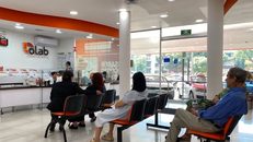 Người dân thực hiện xét nghiệm y tế tại Phòng xét nghiệm phân tích lâm sàng và chẩn đoán hình ảnh OLAB (OLAB Diagnósticos Médicos) ở thủ đô Mexico City.