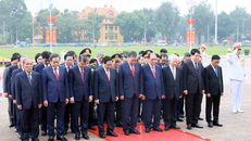 Các đồng chí lãnh đạo, nguyên lãnh đạo Đảng, Nhà nước tưởng nhớ Chủ tịch Hồ Chí Minh.
