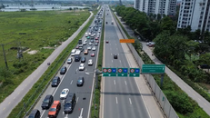 Các phương tiện trên cao tốc Pháp Vân-Cầu Giẽ hướng vào trung tâm Hà Nội.