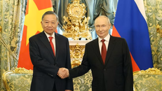 Tổng Bí thư, Chủ tịch nước Tô Lâm và Tổng thống Nga Vladimir Putin chụp ảnh chung trước hội đàm.