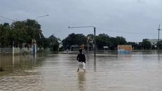Mưa lớn kéo dài khiến làng Vĩnh An, phường Phong Dinh, Huế bị ngập lụt nặng.