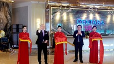 Ông Lê Đình Vinh – Chủ tịch HĐQT Tập đoàn Everland đại diện chủ đầu tư và ông Maurizio Susan – Giám đốc điều hành cắt băng khai trương khách sạn Centara Hotel & Residences Vân Đồn. Ảnh – Everland Group.