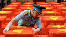Cán bộ Quân chủng Phòng không Không quân sắp xếp các thùng chứa mẫu sinh phẩm hài cốt liệt sỹ tại khu vực tập kết, chuẩn bị bàn giao cho Viện Pháp y Quân đội phục vụ giám định ADN. 