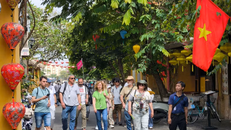 Du khách quốc tế tham quan phố cổ Hội An.