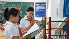 Bộ Giáo dục và Đào tạo vừa công bố dự thảo thông tư về quy chế tiếp nhận học sinh đầu cấp giáo dục phổ thông. Theo đó, với tuyển sinh lớp 6, cơ sở giáo dục nhận bàn giao hồ sơ học sinh hoàn thành chương trình giáo dục phổ thông cấp tiểu học. Dự thảo thông tư nêu rõ yêu cầu không thực hiện phân loại hoặc tuyển chọn học sinh vào lớp 6, trừ trường hợp đặc biệt. Dự thảo thông tư nêu rõ trường hợp đặc biệt là trường hợp cơ sở giáo dục được cấp có thẩm quyền giao thực hiện nhiệm vụ phát hiện, bồi dưỡng học sinh có năng khiếu, học sinh có thành tích nổi bật để phục vụ mục tiêu phát triển giáo dục mũi nhọn của địa phương thì được tiếp nhận bằng phương thức xét tuyển. Việc cho phép cơ sở giáo dục thực hiện tiếp nhận học sinh lớp 6 qua tuyển chọn phải được xác định trong kế hoạch tiếp nhận học sinh đầu cấp của địa phương, không làm ảnh hưởng đến quyền học tập của học sinh trong độ tuổi trên địa bàn; học sinh không được tuyển chọn phải được bố trí chỗ học phù hợp theo địa bàn và được cấp có thẩm quyền phê duyệt. Việc tổ chức xét tuyển được thực hiện theo tiêu chí do sở giáo dục và đào tạo hướng dẫn, bảo đảm thực hiện việc xét tuyển công bằng, khách quan, minh bạch, phù hợp với tình hình thực tế tại địa phương. Sau khi lấy ý kiến công luận, dự thảo thông tư dự kiến sẽ được Bộ Giáo dục và Đào tạo hoàn thiện và có hiệu lực ngay trong năm 2026.