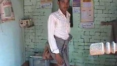 Chàng trai dị tật sinh ra với hai chân thừa bị gọi là quỷ dữ