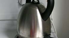 Uống chè và cà phê có nên dùng nước từ ấm siêu tốc?