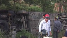 Xe khách Phương Trang rơi xuống hố, hàng chục người kêu cứu