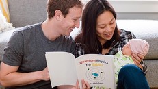 Ông chủ Facebook đọc sách vật lý cho con gái 2 tuần tuổi