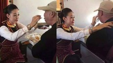 Nữ tiếp viên được tôn vinh vì quỳ gối cho khách tàn tật ăn