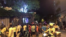 Người dân xếp hàng vào thăm biệt thự 60 tỷ của Mr Đàm dịp Noel