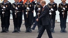 Vì sao dáng đi 'dị biệt' của ông Putin lại gây sốt ở Điện Kremlin?