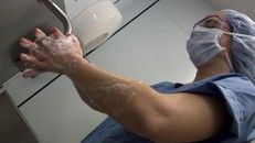 Rửa vết thương bằng nước muối sẽ tốt hơn dùng xà phòng