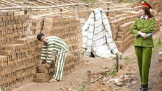 Thực hiện ảnh cưới 'quản giáo - phạm nhân' có vi phạm pháp luật?