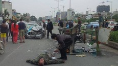 Xế hộp đâm xe ba gác, lái xe bay xuống đường bất tỉnh