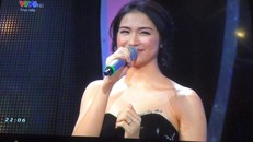 Hòa Minzy lộ hình xăm tên Công Phượng ngay trên sóng truyền hình