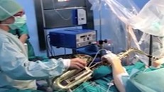 Bệnh nhân vừa phẫu thuật não vừa chơi saxophone suốt 12 tiếng