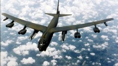 Máy bay B-52 Mỹ áp sát đảo nhân tạo TQ bồi đắp ở Biển Đông