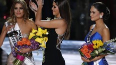 Clip: Sự cố trao nhầm vương miện tại Hoa hậu Hoàn vũ 2015