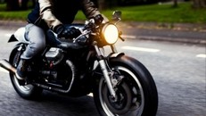 'Ép' xe máy bật đèn ban ngày gây lãng phí, nhiêu khê?