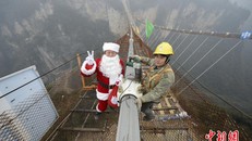 Sếp giả làm ông già Noel tặng quà khích lệ công nhân