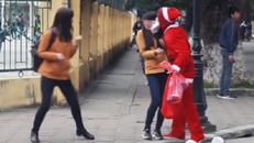 Phát ghen với anh chàng đóng giả ông già Noel hôn loạt thiếu nữ