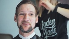 Cắt tóc miễn phí cho người vô gia cư nhân dịp Giáng sinh