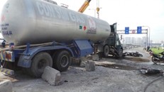 Xe bồn mất lái, tông liên tiếp 6 xe máy trên xa lộ Hà Nội