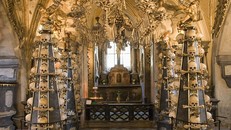 Khám phá nhà thờ được trang trí bằng 40.000 bộ hài cốt