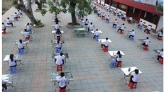 Học sinh TP HCM ngồi thi ở sân trường để chống gian lận