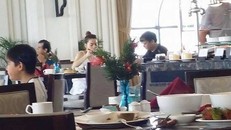 Lộ thêm ảnh Hồ Ngọc Hà đi ăn cùng đại gia kim cương