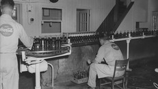 Nước ngọt có ga đã ra đời và tồn tại như thế nào suốt 100 năm qua?