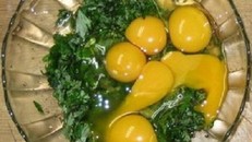 Những người tuyệt đối không được ăn trứng gà ngải cứu