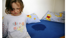 Mách mẹ cách khắc phục chứng đái dầm ở trẻ
