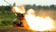 Xem hệ thống hỏa lực bắn loạt Grad trút mưa đạn sáng rực bầu trời