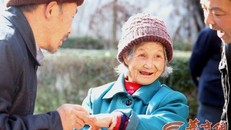 Cụ bà 98 tuổi dọa nhảy lầu tự tử vì không được làm đám cưới